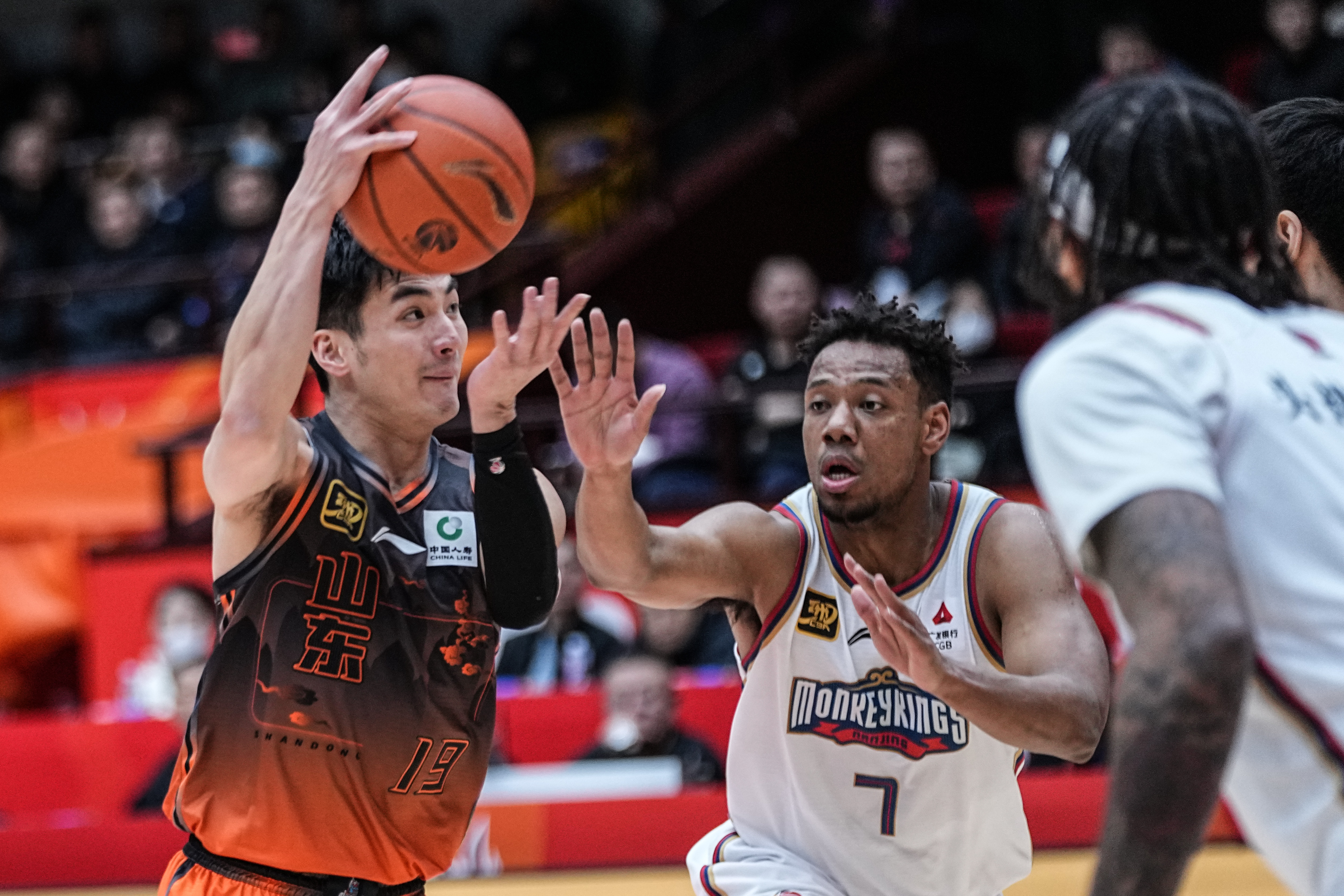 集结日山东男篮强势反弹：法国杯节点到来，压力陡增，团队化学反应显著的简单介绍爱游戏